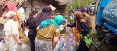 ANTRE AIR BERSIH. Emak-emak warga Kecamatan Patia, Kabupaten Pandeglang, sedang antre menunggu giliran agar mendapatkan bantuan air bersih yang dibawa oleh personel BSR dan Tagana, Senin (21/9) sore. (DOK BSR)