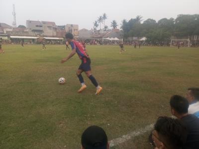 Bek Hoky FC, Abil menggiring bola untuk membantu serangan pada laga Selasa (08/09/2026).(red/tangselpos.id).