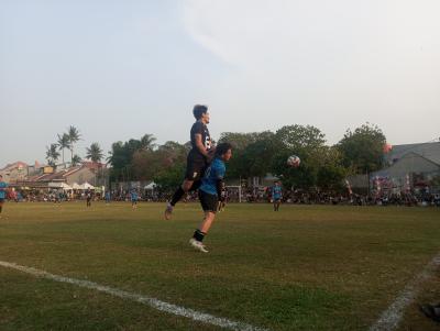 Bek Kanan Nitro FC, Daeng melompat ke udara menghalau bola pada laga melawan Neo Pladen, Selasa (29/09/2026) sore.(red/tangselpos.id).