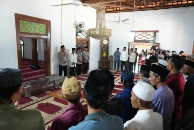 Mewakili Gubernur Banten, Kepala Biro Administrasi Pimpinan (Adpim) Setda Provinsi Banten Arif Agus Rakhman hadir dalam prosesi salat jenazah hingga pemakaman. Foto : Humas Pemprov
