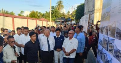 Wakil Presiden Gibran Rakabuming mendengarkan paparan Bupati Tapanuli Tengah Masinton Pasaribu saat meninjau hunian tetap (Huntap) Asrama Haji Pinangsori di Tapanuli Tengah, Sumatera Utara. Foto : Ist