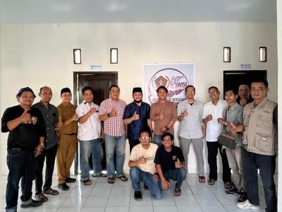FOTO BERSAMA. Waka III didampingi Anggota DPRD Pandeglang, sedang foto bersama dengan jajaran PWI-SMSI Kabupaten Pandeglang, di Sekber PWI-SMSI Kabupaten Pandeglang, Senin (7/9). (DOK. PWI PANDEGLANG)