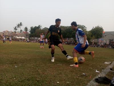 Duel tak seimbang terjadi saat Wowo FC hadapi Ponser pada Minggu (20/09/2016).(red/tangselpos.id).