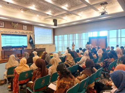 NUMERASI. Pemberian materi dalam kegiatan peningkatan literasi dan numerasi bagi para guru matematika di Tangsel