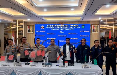 UNGKAP KASUS - Polres Tangsel mengamankan sejumlah pelaku tawuran dan mengakan senjata tajam yang digunakan untuk melukai lawan saat tawuran oleh para pelaku.