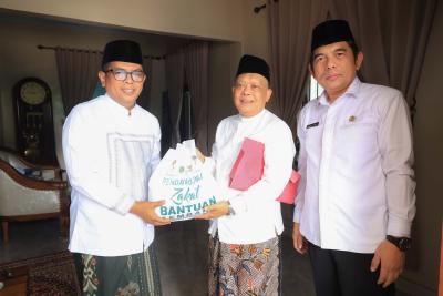 Gubernur Andra Soni mengunjungi Pondok Pesantren Nailul Amanah Umat dan Al-Fathaniyah di Cipocok Jaya, Kota Serang, Kamis (22/10/2026). Foto : Humas Pemprov