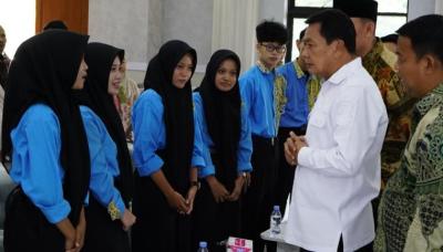 Bupati Tangerang Moch. Maesyal Rasyid saat melepasKeberangkatan ketujuh calon mahasiswa ke Tiongkok. Foto : Humas Kab. Tangerang