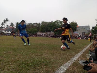 Penyerang Denis FC, Indra Kidal (kiri) mencoba mengawal pemain PSM yang kuasai bola pada laga Rabu (07/10/2026) sore.(red/tangselpos.id).
