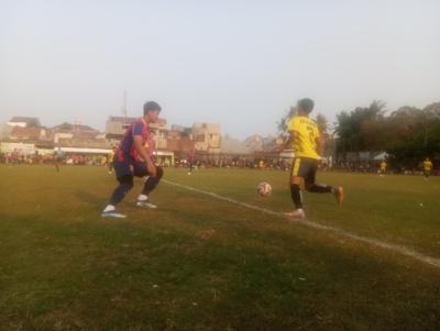 Bek Hoky FC, Wandi (kiri) mencoba menghadang pemain AG FC pada Kamis (08/10/2026) sore.(red/tangselpos.id).