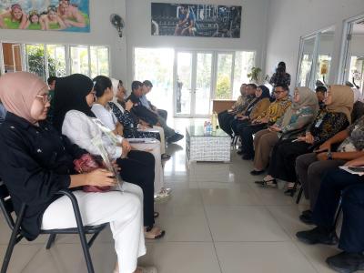 MUNTABER. Wakil Wali Kota Tangsel Pilar Saga Ichsan saat menghadiri pertemuan warga dan pihak pengembang di aula SC Serpong Lagoon