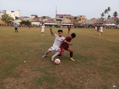 Penyerang Pancaran Muda FC, Karim (putih) berduel dengan pemain Justice Law Soccer FC pada laga Minggu (18/10/2026) sore.(red/tangselpos.id).
