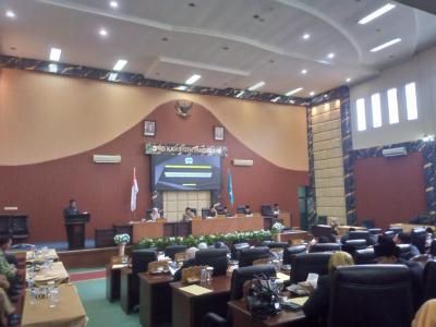 Suasana rapat paripurna di DPRD Pandeglang, Senin (26/10/2026).(Ari Supriadi-tangselpos.id)