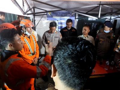Polisi beserta petugas gabungan masih melakukan penyisiran di lokasi. (tangselpos.id/rachman)