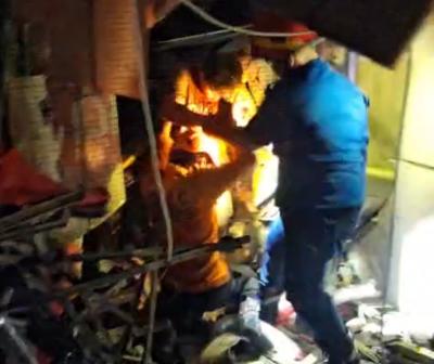 Proses evakuasi korban ledakan di kawasan Pasar Cimanggis, Ciputat, Rabu (14/10)