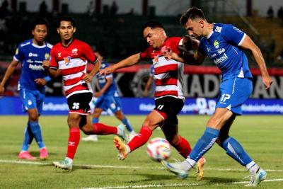 Laga Madura United vs Persib tahun 2025. Foto : Ist