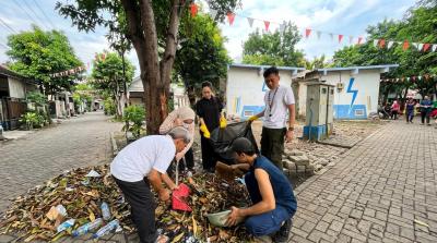 GOTONG-ROYONG . Wakil Ketua DPRD Kota Tangsel, Maria Teresa ikut serta gotong-royong bersama warga Villa Mutiara, Sawah Baru, Kecamatan Ciputat.