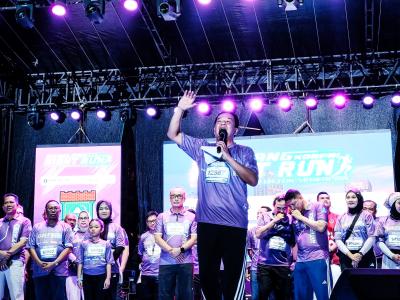 Bupati Tangerang Moch. Maesyal Rasyid memberikan sambutan dalam acara Gemilang KORPRI Night Run 2026 di Gading Serpong, Sabtu (10/10/2026). (tangselpos.id/lim)