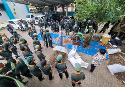 KOMPOS. DLH Tangsel saat menggelar pelatihan pengompisan kepada 132 petugas taman di Kecamatan Serpong