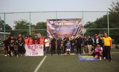 JAGA PERSATUAN - Polres Tangsel gelar Fun Football antar suporter demi menjaga persatuan.